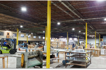 Luminaires LED High Bay dans l'atelier aux États-Unis