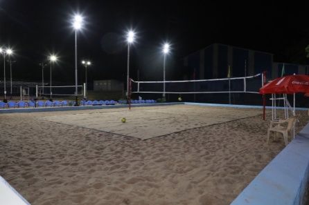 Éclairage du terrain de volley-ball