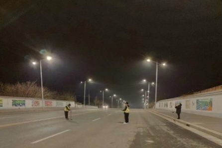 Lampadaire LED sur une nouvelle route urbaine à Xiamen en Chine