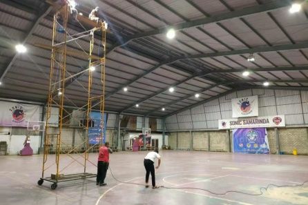 Lumières LED UFO High Bay pour l’éclairage des terrains de basket-ball intérieurs en Indonésie